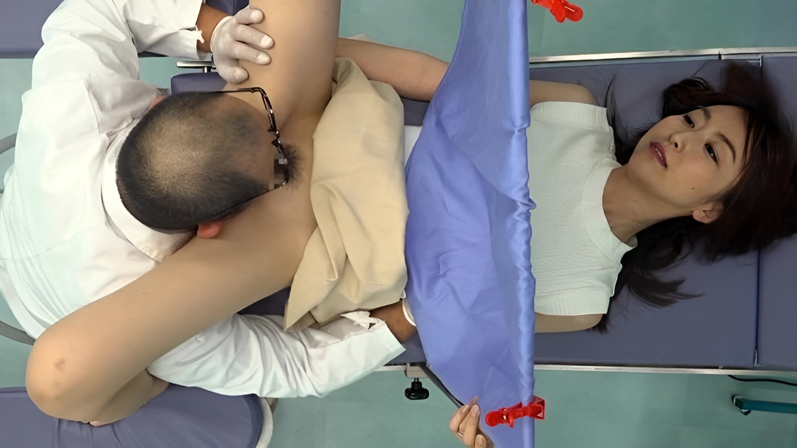 UMD-754 Perverser Arzt lutscht gerne die Muschi weiblicher Patienten