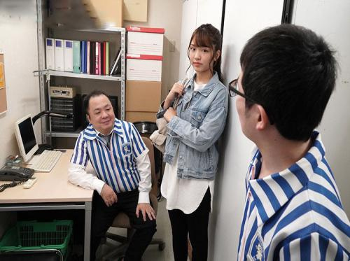 飢渴的經理邀請美麗的員工在工作時間操她